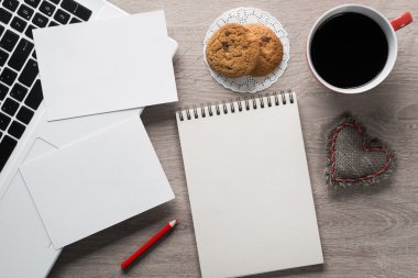 Masada kahve fincanı olan dizüstü bilgisayar