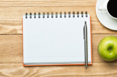 kahve, yeşil elma ve kalem ile not etmek