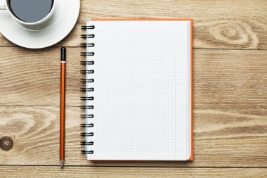 Beyaz kahve ve kalem ile boş 