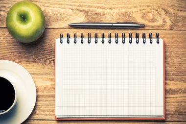 fincan kahve, elma ve kalemi kağıdına