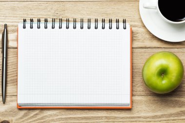 fincan kahve, elma ve kalemi kağıdına
