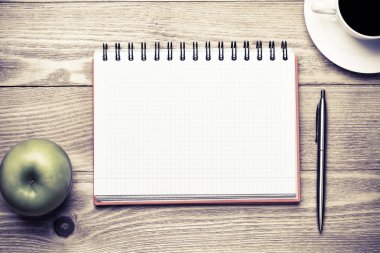 fincan kahve, elma ve kalemi kağıdına