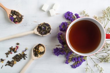 Otlar ile bitkisel çay 