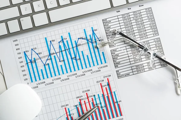 Lugar de trabajo con teclado y diagramas —  Fotos de Stock