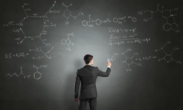 Científico escribir fórmulas en pizarra — Foto de Stock