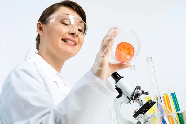 Female scientist making test — Stock Photo, Image