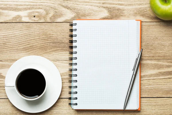 Carta con tazza di caffè, mela e penna — Foto Stock