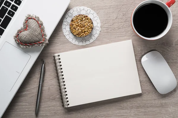 Laptop with coffee cup on table — Stock Photo, Image