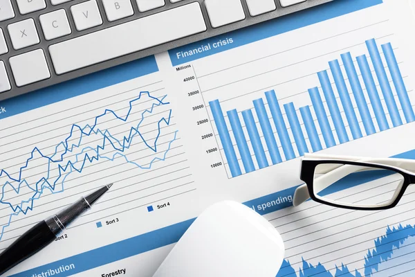 Üzleti munkahelyi billentyűzet és diagramok — Stock Fotó