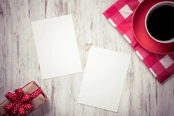 Papéis de receita com xícara de café — Fotografia de Stock