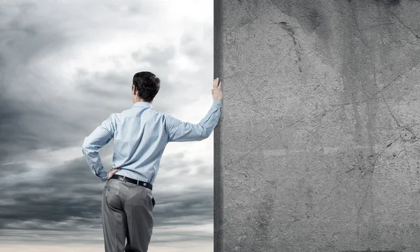 Homme d'affaires debout près du mur vide — Photo