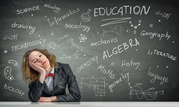 Femme sur tableau noir de l'éducation — Photo