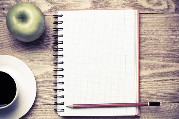 Bloco de notas com café, maçã e lápis — Fotografia de Stock