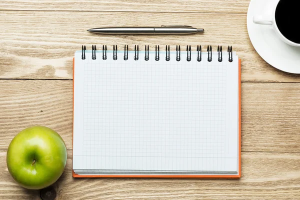 Bloco de notas com café, maçã verde e caneta — Fotografia de Stock