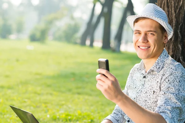 Jovem com um telefone celular — Fotografia de Stock