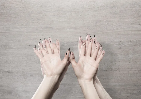 Elleri yüzleri parmakları ile