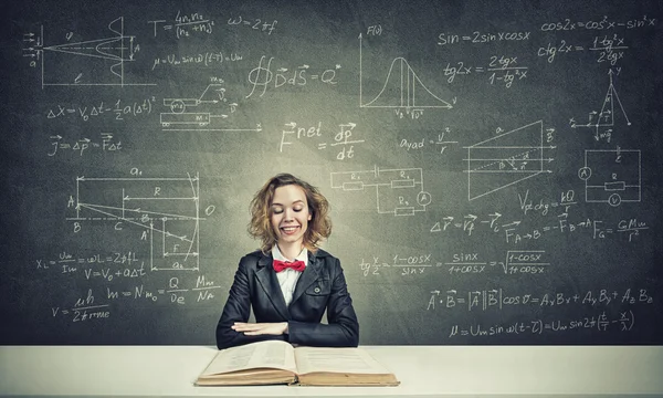 Mujer sobre la educación pizarra — Foto de Stock