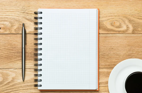 Bianco con tazza di caffè e penna — Foto Stock