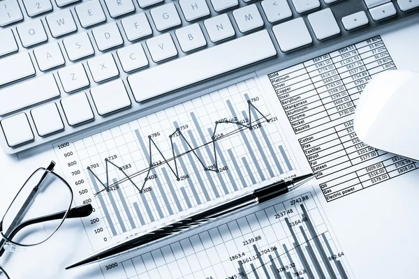 Zakelijke werkplek met toetsenbord en diagrammen — Stockfoto