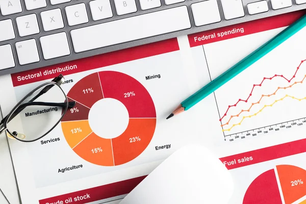 Negócio local de trabalho com teclado e diagramas — Fotografia de Stock