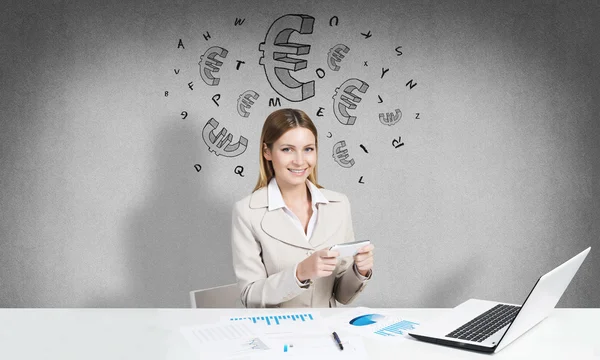 Businesswoman  using her smartphone — Stock Photo, Image