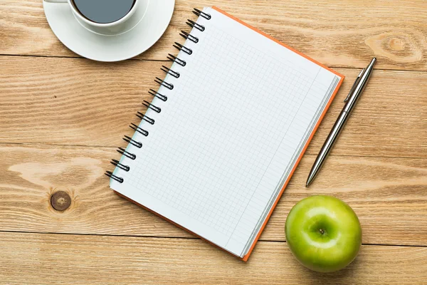 Χαρτί με το φλυτζάνι του καφέ, μήλο και στυλό — Φωτογραφία Αρχείου