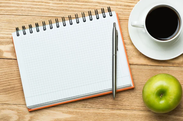 コーヒー、グリーンアップル、ペンとメモ帳 — ストック写真