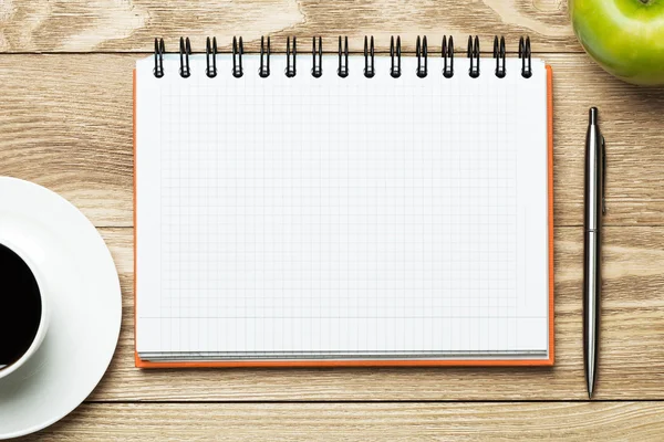 fincan kahve, elma ve kalemi kağıdına
