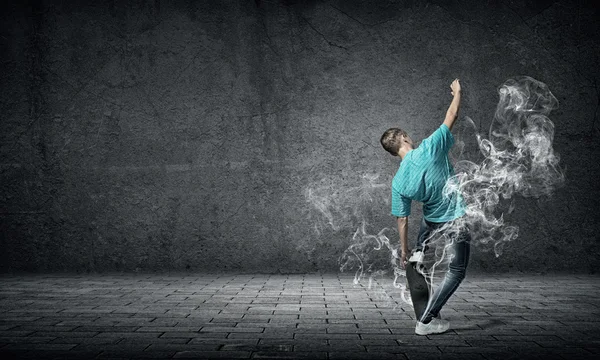 Giovane ragazzo in sella skateboard — Foto Stock