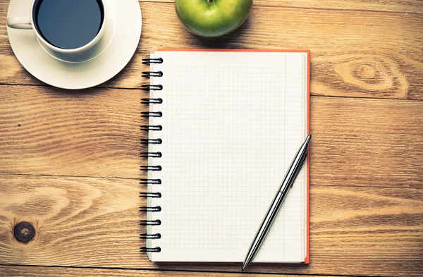 Το σημειωματάριο με καφέ, πράσινο μήλο και στυλό — Φωτογραφία Αρχείου