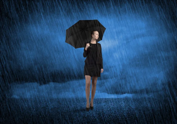 Femme d'affaires avec parapluie — Photo