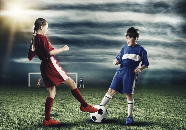 Adolescentes jogando futebol — Fotografia de Stock