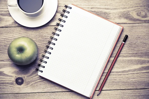Papel com café, maçã e lápis — Fotografia de Stock