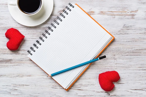 Coffee cup with notepad and hearts — Stock Photo, Image