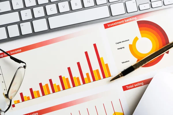 Lugar de trabajo con teclado y diagramas — Foto de Stock