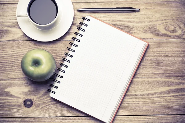 Papier mit Tasse Kaffee, Apfel und Stift — Stockfoto