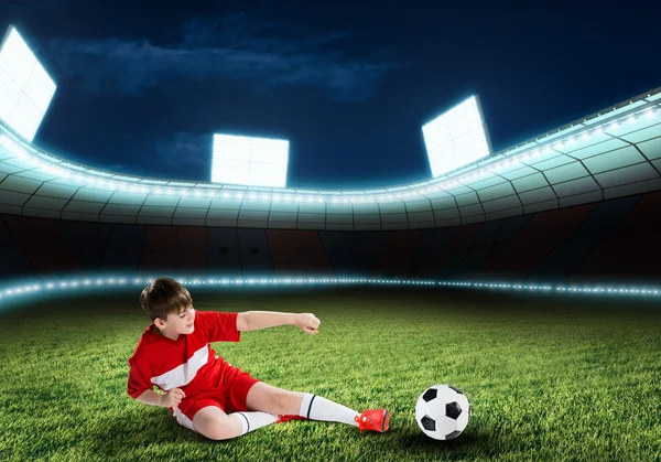 Heyecanlı çocuk futbolcu — Stok fotoğraf