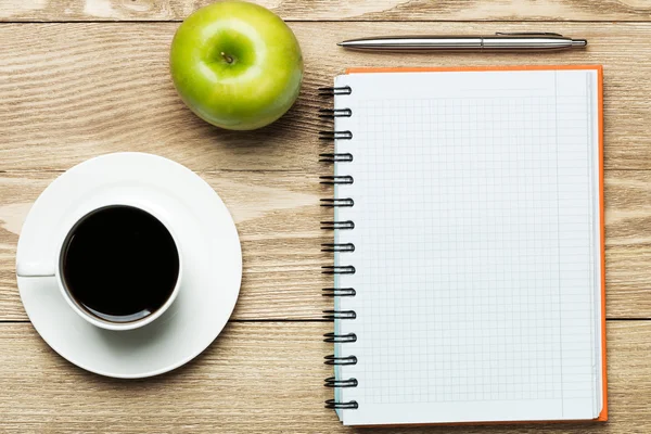 一杯のコーヒー、アップルとペンと紙 — ストック写真