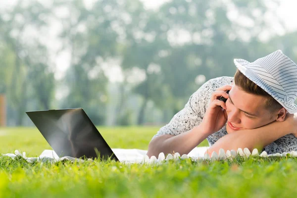 Ung mann med mobiltelefon – stockfoto