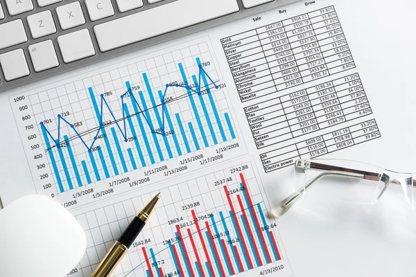 Lugar de trabajo con teclado y diagramas — Foto de Stock