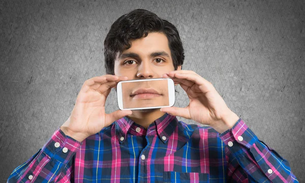 Man holding smartphone with smile — Stock Photo, Image