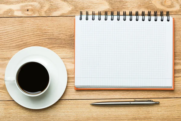 Bianco con tazza di caffè e penna — Foto Stock