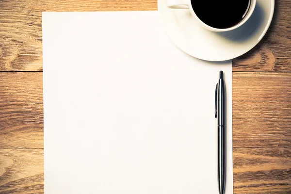 Bianco con tazza di caffè e penna Immagine Stock