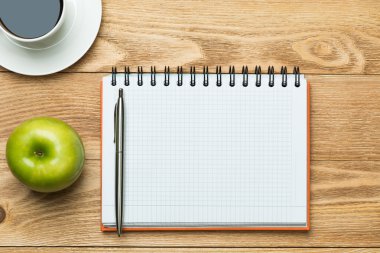 fincan kahve, elma ve kalemi kağıdına