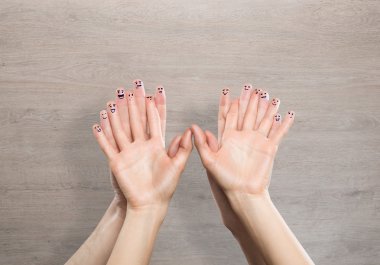 Elleri yüzleri parmakları ile