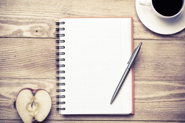 fincan kahve, elma ve kalemi kağıdına