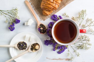 Otlar ile bitkisel çay 