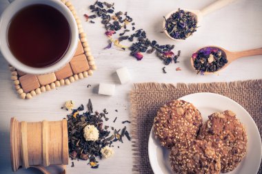 Otlar ile bitkisel çay