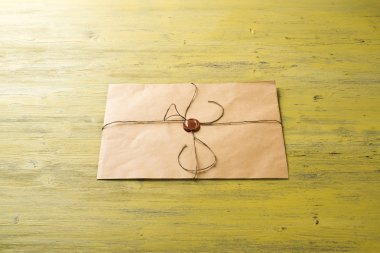 Tablo üzerindeki mühür ile mektup