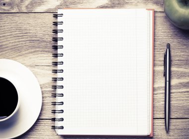 kahve, yeşil elma ve kalem ile not etmek